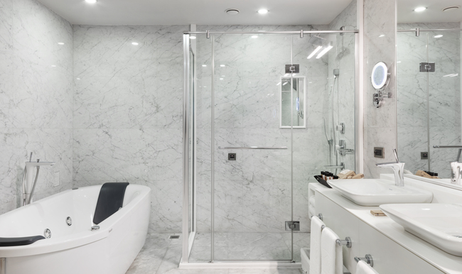 <span>Senior Suite</span> Bathroom Features